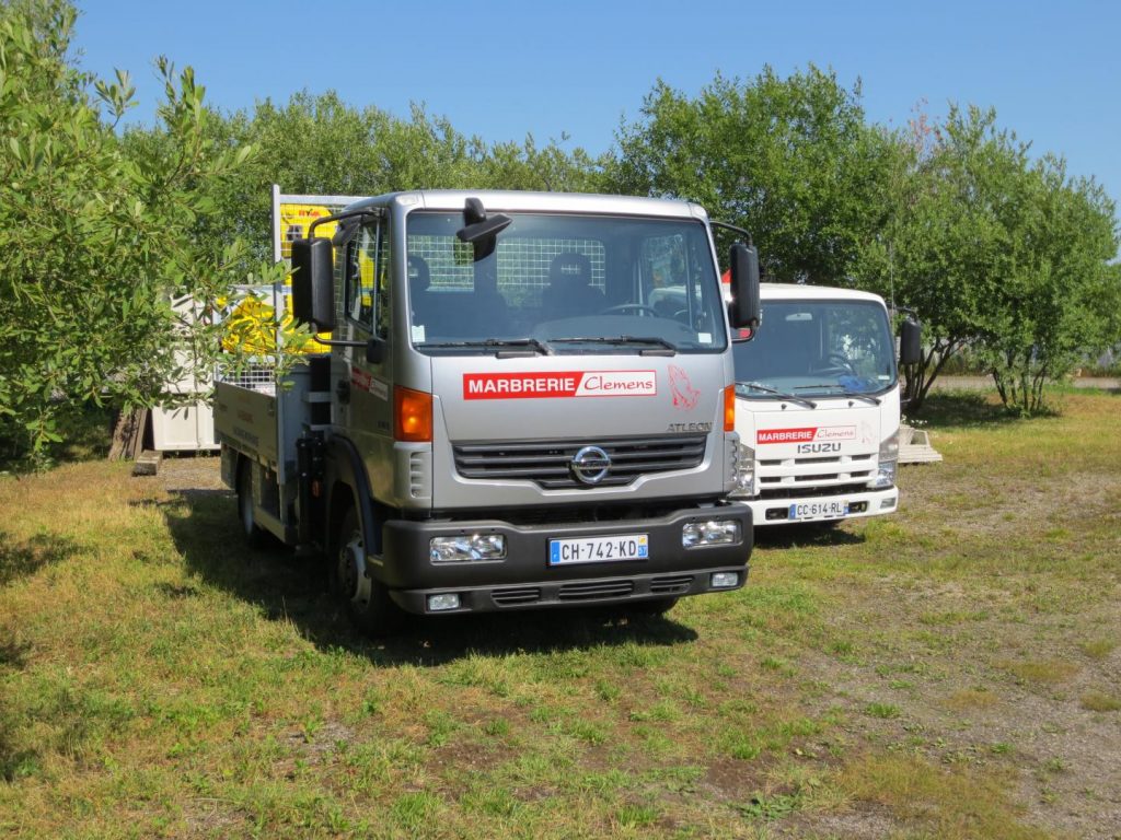 deux camions de service